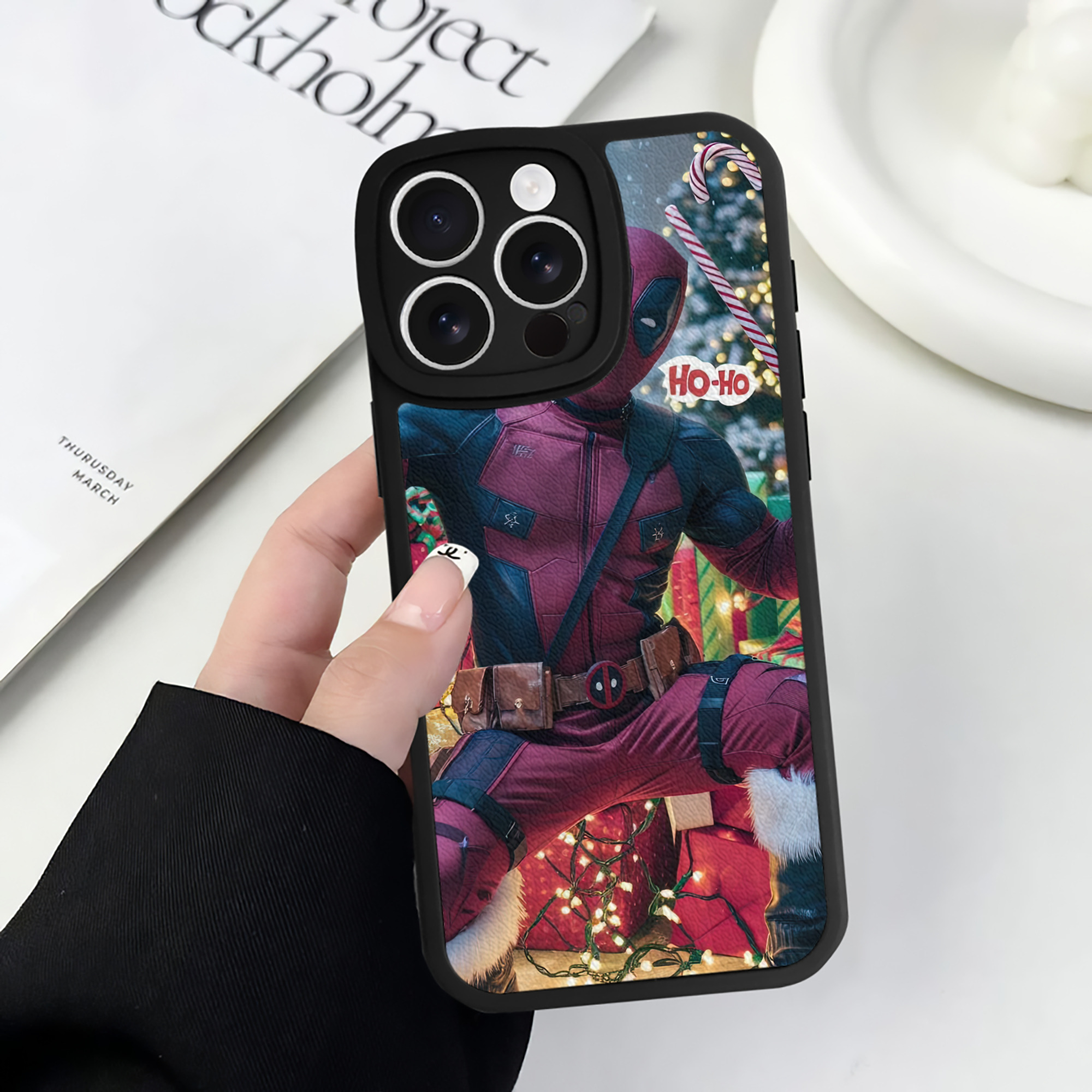 （画像用） Deadpool デッドプール 【iPhone 16シリーズ対応】シリコンスマホケース（レザー調） 材質：シリコン